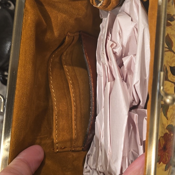 NWT Patricia Nash Kisslock Clutch with detachable strap - Picture 5 of 11